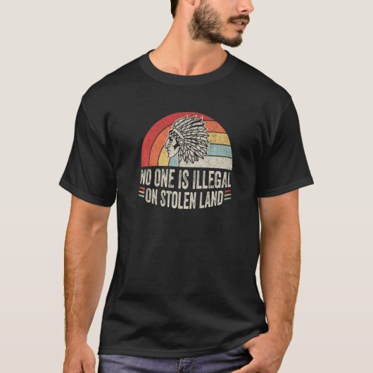 Retro niemand is illegaal op gestolen land inheems t-shirt (Voorkant)