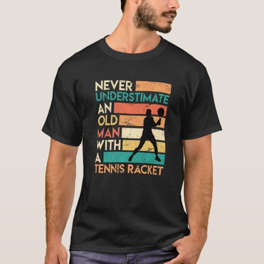 Retro onderschat nooit een oud Man Tennis Racket T-shirt (Voorkant)