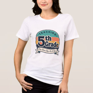 Retro Onderwijs 5e Klas Eén Dappere Dag Op Een Tij Tri-Blend Shirt