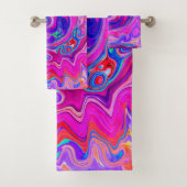 Retro Paarse en Oranje Abstracte Groovy Swirl Bad Handdoek (Insitu)