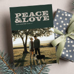 Retro paix et amour Noël carte photo<br><div class="desc">Paix et amour. Cette carte de vacances avec photo vous offre un accueil rétro,  mais un message toujours pertinent. La palette de couleurs chasseuses et roses et les angles arrondis lui confèrent une allure encore plus vintage.</div>