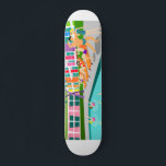Retro Palm Springs Hotel Skateboard<br><div class="desc">Ce skateboard de l'hôtel Retro Palm Springs est aussi fabuleux qu'il est kitschy. Sa façade d'arc-en-ciel garni est éclipsée par les montagnes vertes de citron vert et les palmiers spectaculairement iconiques. Il y a une fête au bord de la piscine avec des beautés de baignade et des hommes de muscle...</div>