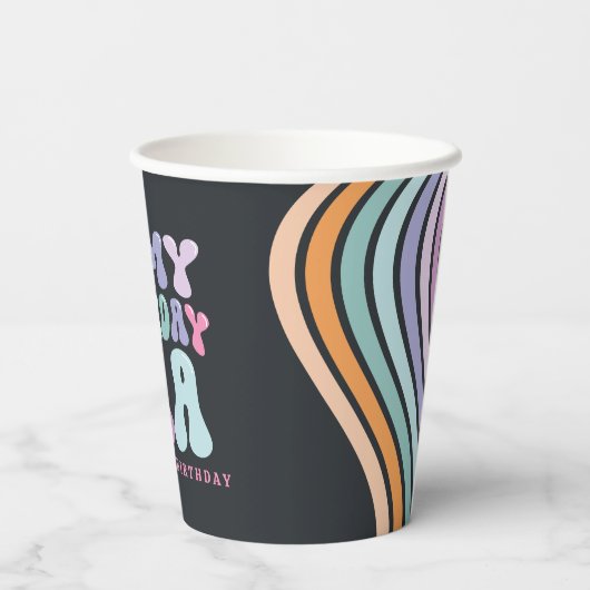 Retro pastel kleurrijke moderne verjaardagstijd papieren bekers (Achterkant)