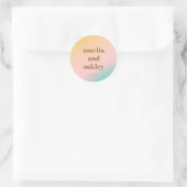 Retro Pastel Roze Gradiënt Unieke Bruiloft Custom Ronde Sticker (Tas)