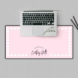Retro Pink Heart Motif mignon Trendy Nom du script<br><div class="desc">Ajoutez un peu de plaisir et de style à votre espace de travail avec ce design de bureau rose vif mignon. Doté d'un motif de coeur autour des bords, de polices de script tendance et d'arrière - plan rose vif. Ce tapis de bureau moderne d'inspiration rétro est entièrement modifiable, parfait...</div>