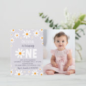 Retro Purple Daisy First Birthday Photo Invitation (Debout devant)
