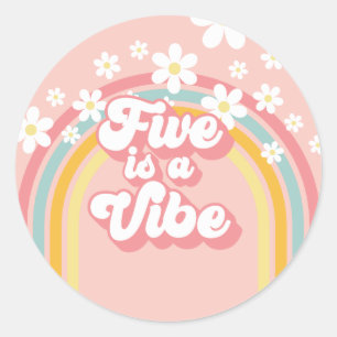 Retro Rainbow FIVE is een Vibe Groovy 5e verjaarda Ronde Sticker