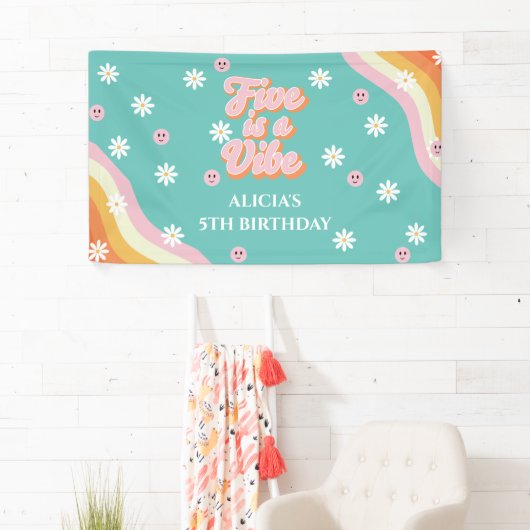 Retro Rainbow FIVE is een Vibe Groovy 5e verjaarda Spandoek (Insitu)