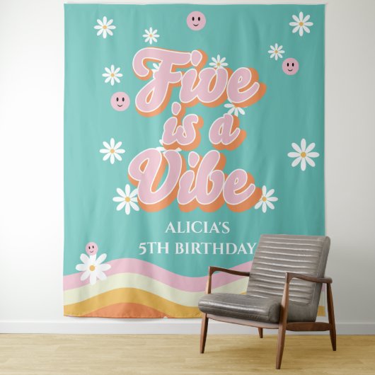 Retro Rainbow FIVE is een Vibe Groovy 5e verjaarda Wandkleed (In situ)