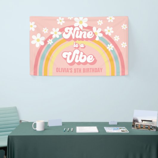 Retro Rainbow Nine is een Vibe Groovy 9e verjaarda Spandoek (Beurs)