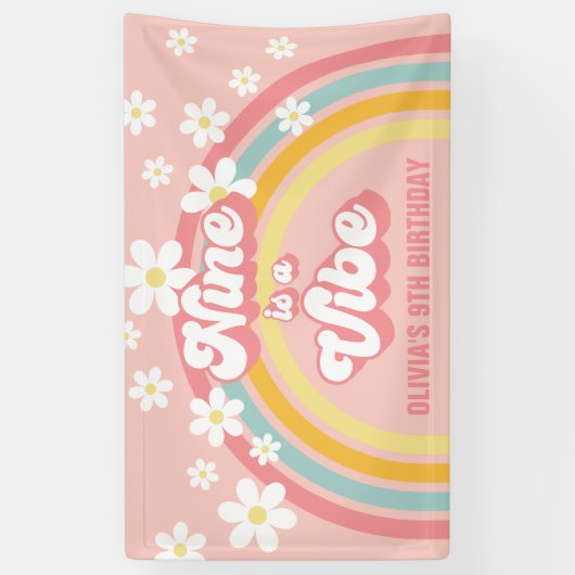 Retro Rainbow Nine is een Vibe Groovy 9e verjaarda Spandoek (Verticaal)