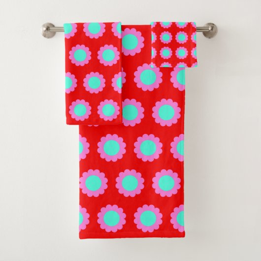 Retro Red Pop Flower Pattern Mod 60s Boho Style Bad Handdoek (Insitu)