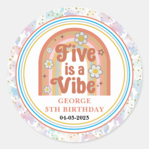 Retro Regenboog FIVE is een Vibe Groovy 5e Verjaar Ronde Sticker