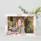 Retro Roze Rood & Cream Gewoon Getrouwd Foto Bruil Aankondiging (Staand voorkant)