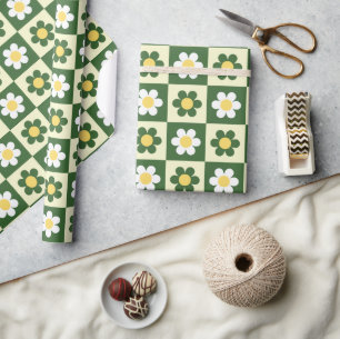 Retro saliegroen en crème madeliefjes dambordpatro cadeaupapier