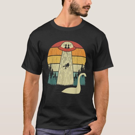 Retro  Sasquatch UFO Funny Bigfoot Loch Nes T-shirt (Voorkant)