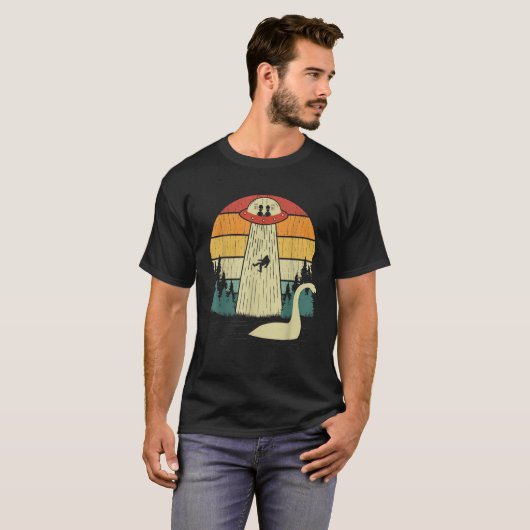Retro Sasquatch UFO Funny Bigfoot Loch Nes T-shirt (Voorkant volledig)