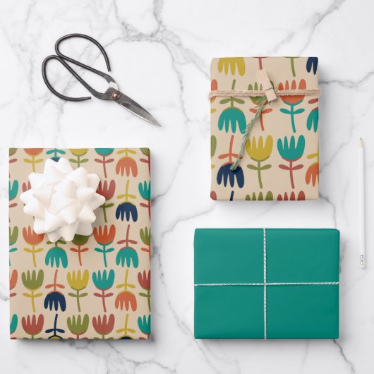 Retro Scandi Tulips in Mideeuw Moderne kleuren Inpakpapier Vel (Voorkant)