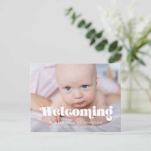 Retro script Geboorte welkomstfoto Briefkaart (Staand voorkant)