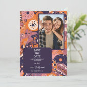 Retro sinaasappel blush roze paarse groovy bruilof save the date (Staand voorkant)