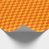 Retro Sinaasappel en geel Checkerboard Cadeaupapier (Hoek)