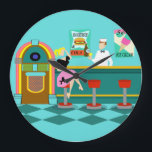 Rétro Soda Fontaine Acrylique Horloge ronde<br><div class="desc">Servez quelque chose de spécial avec cette horloge ronde rétro Soda Fontaine Acrylique. L'art minimaliste, dessin animé, présente l'intérieur du lieu le plus frais de la ville. C'est une fontaine de soda des années 50, dans toute sa gloire kitsch ! Sur fond de mur d'aqua, on peut voir des affiches...</div>