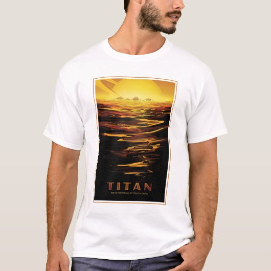 Retro Space Poster - Titan, de grootste maan van S T-shirt (Voorkant)