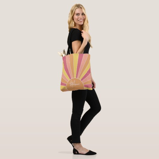 Retro stripe sunrise - pastelregenboogscriptnaam draagtas (Op model)
