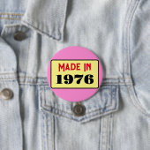 Retro style 50th birthday badge 1976 (En situation)