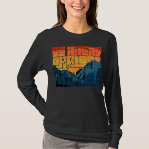 Retro Sunset Landscape Hiking Adventure verkennen T-shirt