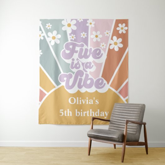 Retro Sunshine Rainbow Five is een Vibe Wandkleed (In situ)