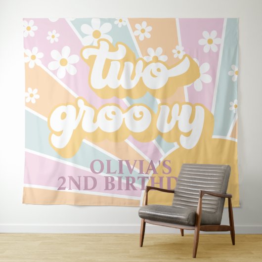Retro Sunshine Two Groovy Pastel Daisy Birthday Ba Wandkleed (In Situ (horizontaal))