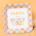 Retro Super Halloween premier anniversaire<br><div class="desc">Cette assiette de fête de premier anniversaire personnalisée présente un design pastel coloré à damiers qui capte parfaitement l'excitation et le plaisir d'une fête de 1er anniversaire. Il présente une esthétique d'inspiration rétro et l'expression "éffrayant" pour une fête d'anniversaire à thème halloween. Photo Mockup par freepik.</div>
