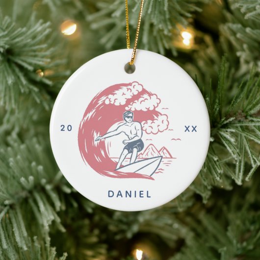 Retro Surfer Boy Beach Vibes Name & Year Big Wave Keramisch Ornament (Boom)
