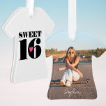 Retro Sweet 16 Anniversaire Personnalisé Nom Photo<br><div class="desc">Célébrez un doux seizième avec un ornement photo personnalisé. Parfait pour l'étoile d'anniversaire qui aime les vibrations vintages et le style audacieux. Le design en forme de t-shirt est composé de 'Sweet 16' en typographie rétro chic, recouvert d'un coeur d'amour. Personnalisez le modèle avec une photo préférée, et le nom...</div>