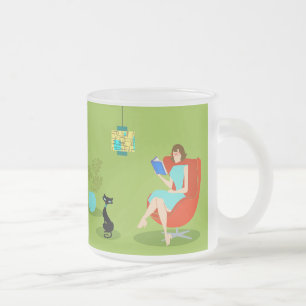 Rétro tasse en verre givré de femme de lecture