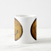 Rétro tasse heureuse affligée de visage (Centre)