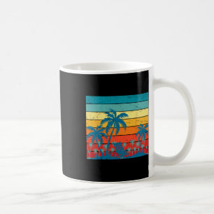 Retro tropische palmbomen en zonsondergang strand koffiemok