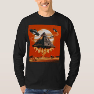 Retro UFO en Piramide in de woestijn Sci-Fi Ali T-shirt