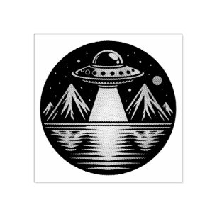 Retro UFO in de bergen Reflecteren in het water Rubberstempel