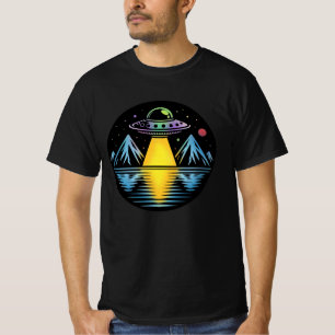 Retro UFO in de bergen Reflecteren in het water T-shirt