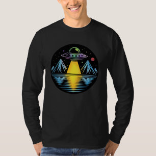 Retro UFO in de bergen Reflecteren in het water T-shirt