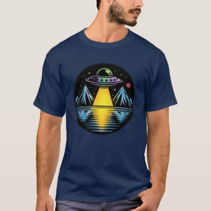 Retro UFO in de bergen weerspiegelend in het water T-shirt
