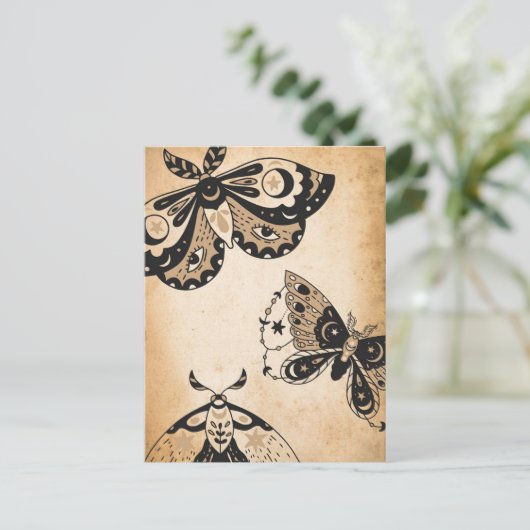 Retro vervaagd zwart motten tan perkament briefkaart (Staand voorkant)