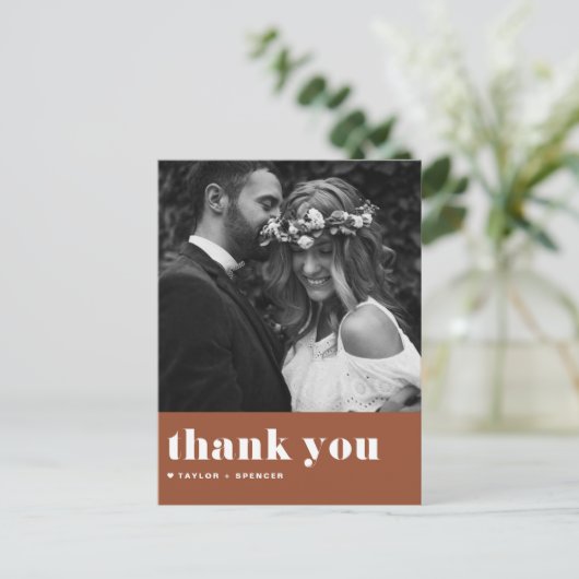 Retro Vette Typografie Terracotta Bruiloft Dank u Briefkaart (Staand voorkant)