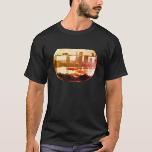 Retro Vibe Kleuren Stad Landschap in een Vis Kom B T-shirt