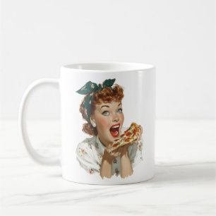 Retro vrouw geniet van pizzapunt koffiemok