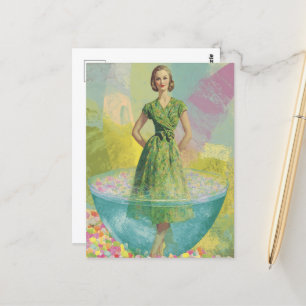 Retro vrouw in klein glas surrealistisch briefkaart