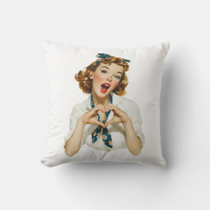 Retro vrouw maakt hartgebaar kussen