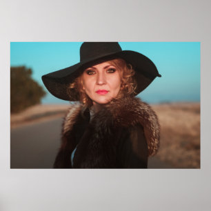 Retro vrouw op de weg poster